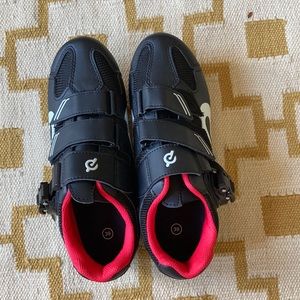 NEW Peloton cycling shoes Size 39 with cleats